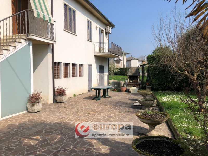 OSPEDALETTO, a due passi dal capolinea dell'autobus urbano n.05, spaziosa casa unifamiliare compl...