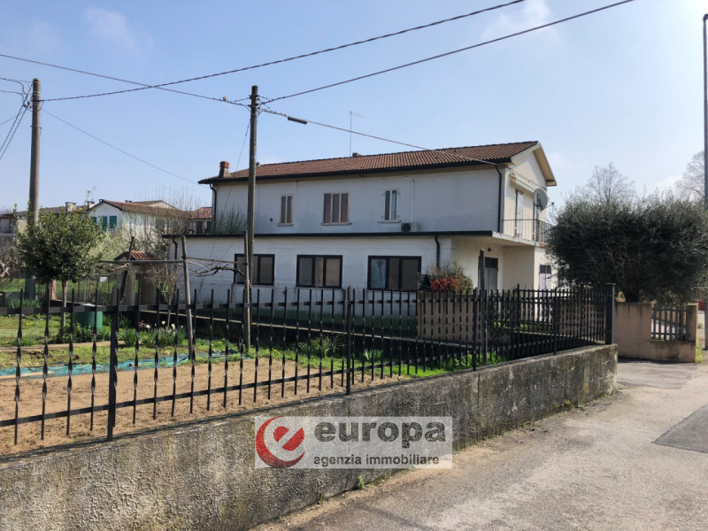 OSPEDALETTO, a due passi dal capolinea dell'autobus urbano n.05, spaziosa casa unifamiliare compl...