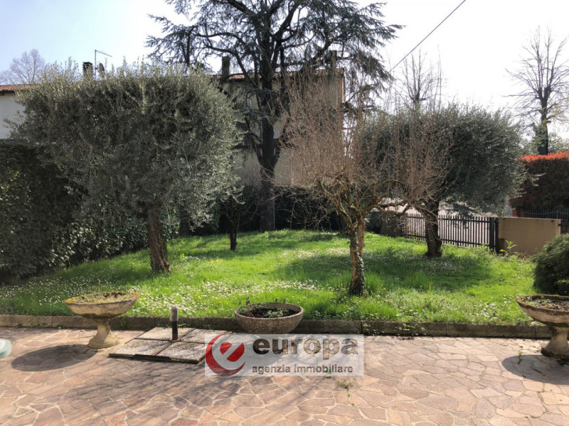 OSPEDALETTO, a due passi dal capolinea dell'autobus urbano n.05, spaziosa casa unifamiliare compl...