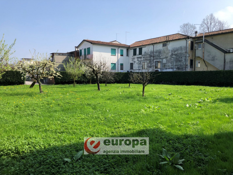 OSPEDALETTO, a due passi dal capolinea dell'autobus urbano n.05, spaziosa casa unifamiliare compl...