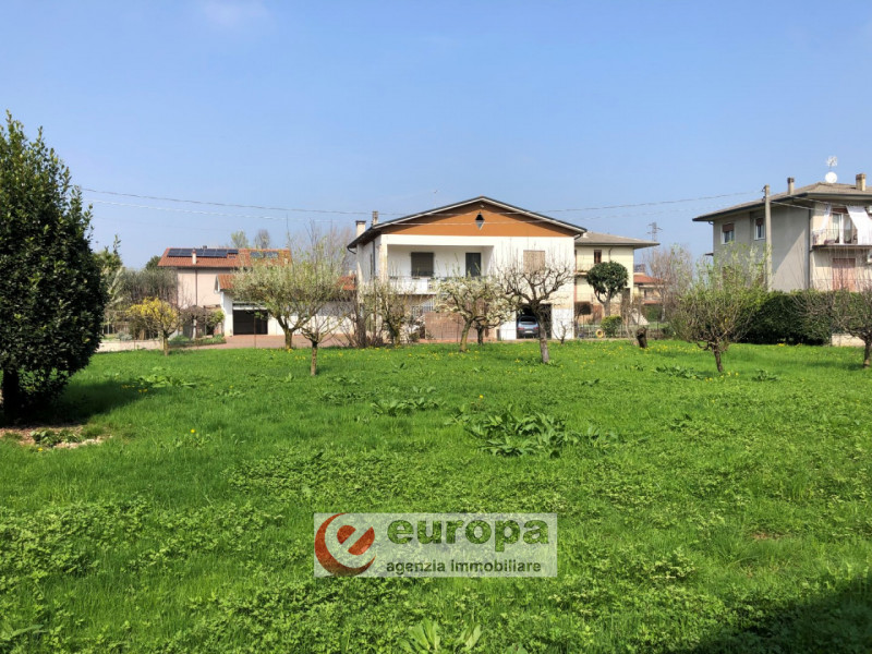 OSPEDALETTO, a due passi dal capolinea dell'autobus urbano n.05, spaziosa casa unifamiliare compl...