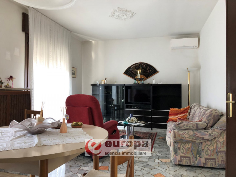 OSPEDALETTO, a due passi dal capolinea dell'autobus urbano n.05, spaziosa casa unifamiliare compl...