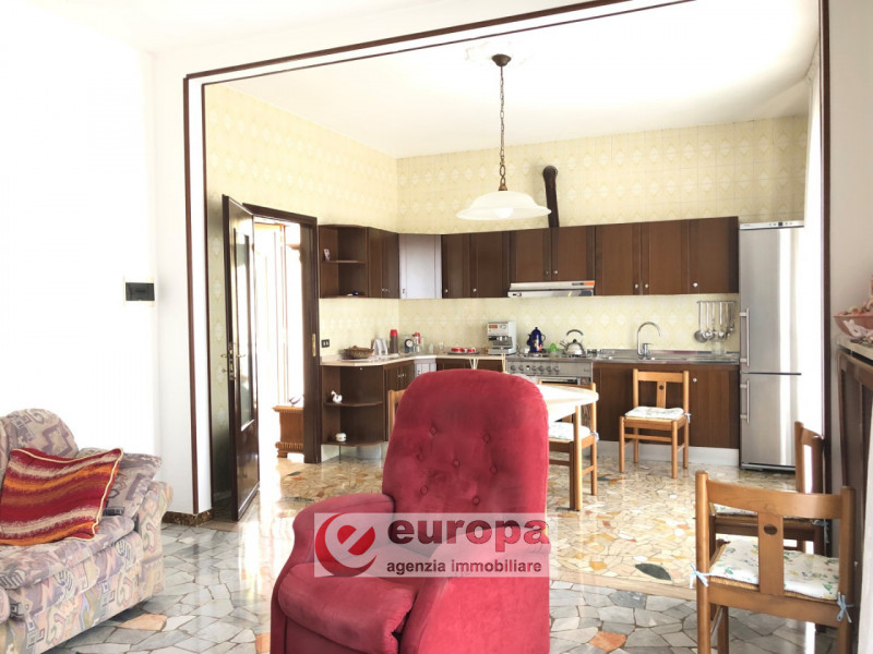 OSPEDALETTO, a due passi dal capolinea dell'autobus urbano n.05, spaziosa casa unifamiliare compl...