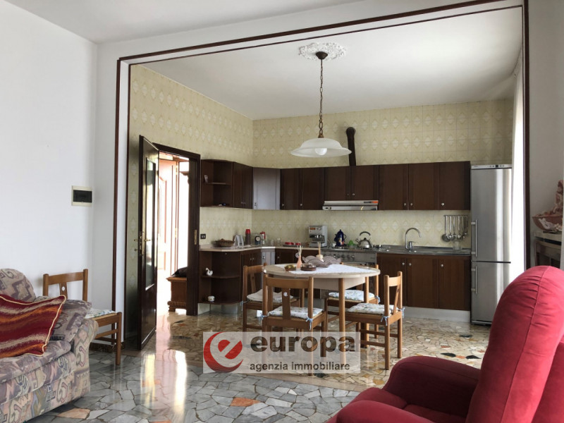 OSPEDALETTO, a due passi dal capolinea dell'autobus urbano n.05, spaziosa casa unifamiliare compl...