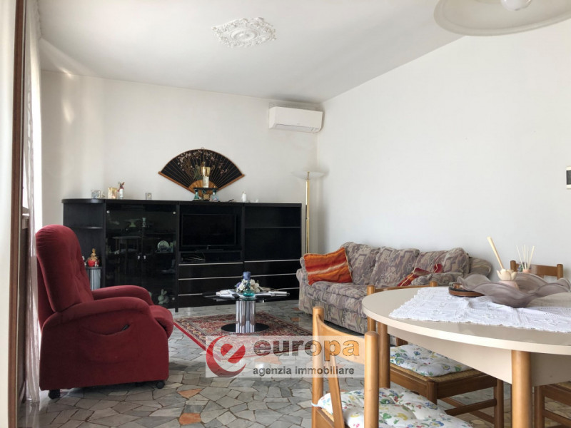 OSPEDALETTO, a due passi dal capolinea dell'autobus urbano n.05, spaziosa casa unifamiliare compl...