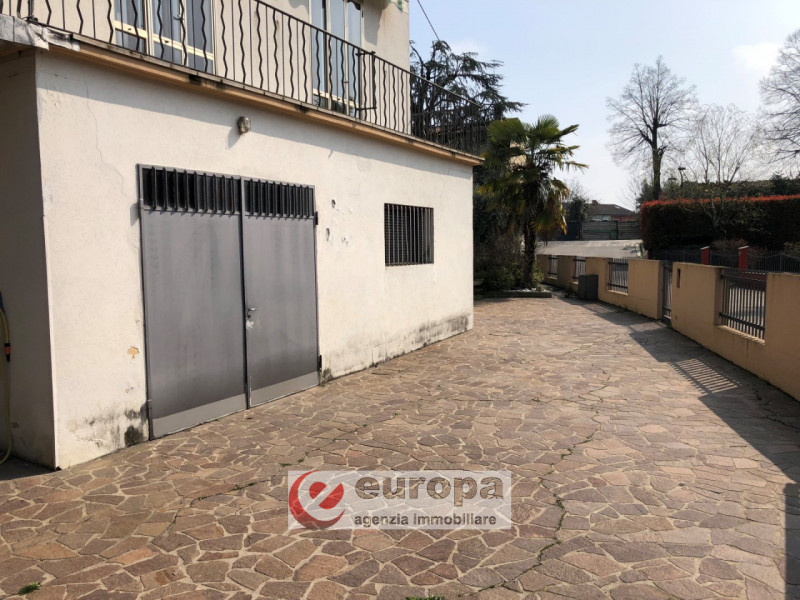 OSPEDALETTO, a due passi dal capolinea dell'autobus urbano n.05, spaziosa casa unifamiliare compl...