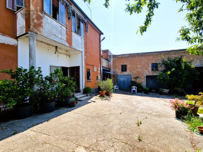 A brevissima distanza da Anguillara Veneta ed Agna, proponiamo immobili con una superficie totale...