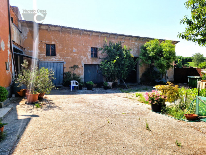 A brevissima distanza da Anguillara Veneta ed Agna, proponiamo immobili con una superficie totale...