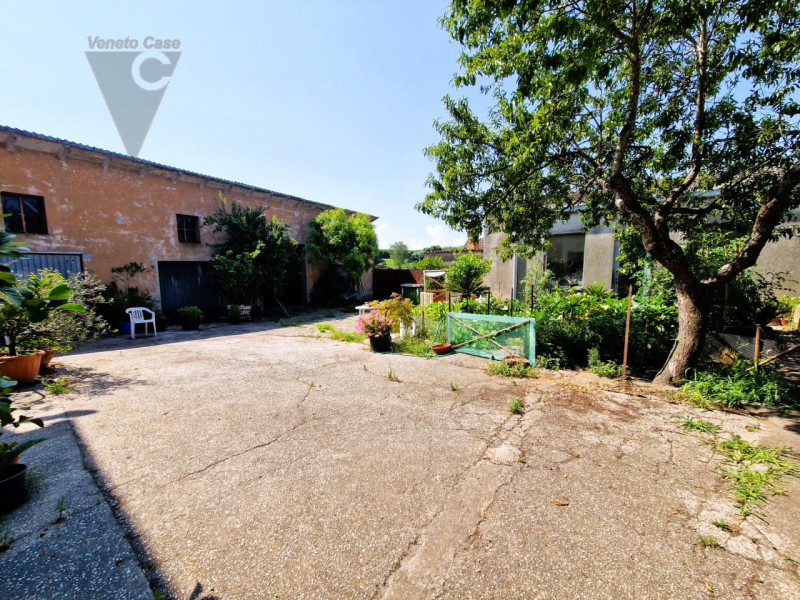 A brevissima distanza da Anguillara Veneta ed Agna, proponiamo immobili con una superficie totale...