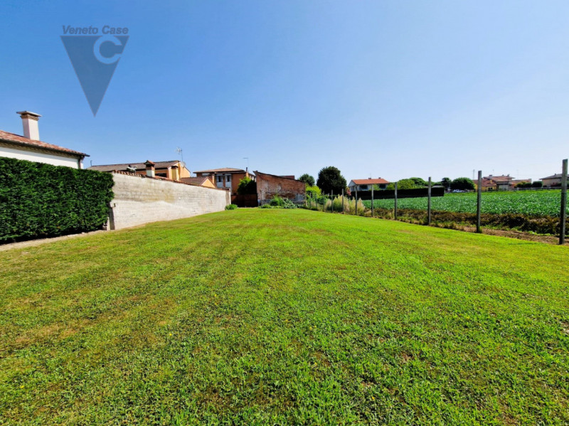 A brevissima distanza da Anguillara Veneta ed Agna, proponiamo immobili con una superficie totale...