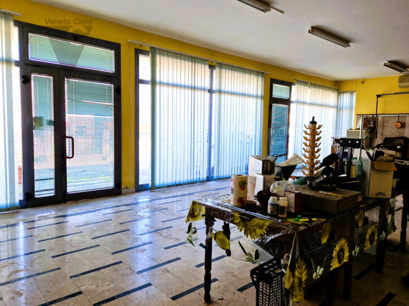 A brevissima distanza da Anguillara Veneta ed Agna, proponiamo immobili con una superficie totale...