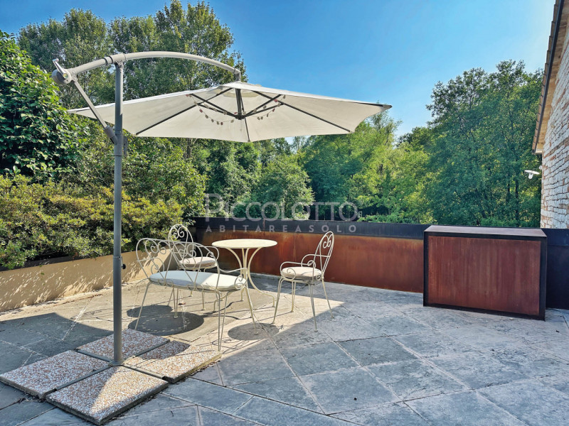 Rif. V5115 - A soli dieci minuti da Asolo, in straordinario contesto immerso nel verde, casale in...