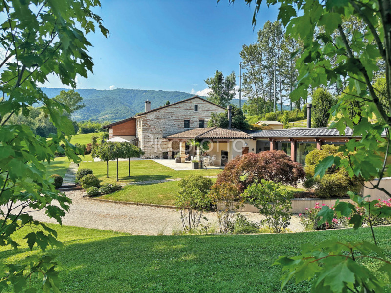 Rif. V5115 - A soli dieci minuti da Asolo, in straordinario contesto immerso nel verde, casale in...