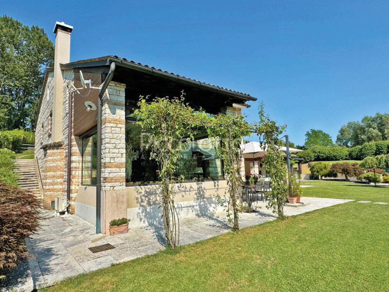 Rif. V5115 - A soli dieci minuti da Asolo, in straordinario contesto immerso nel verde, casale in...