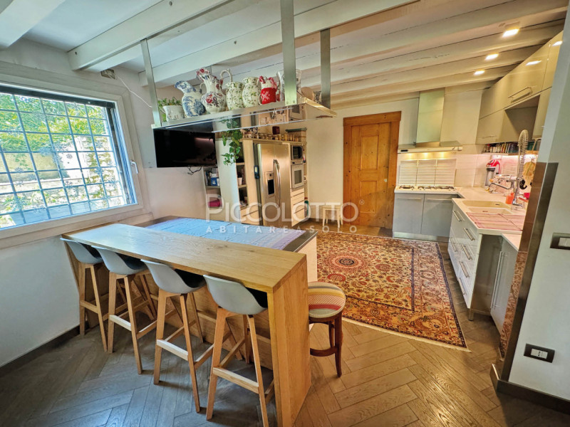 Rif. V5115 - A soli dieci minuti da Asolo, in straordinario contesto immerso nel verde, casale in...