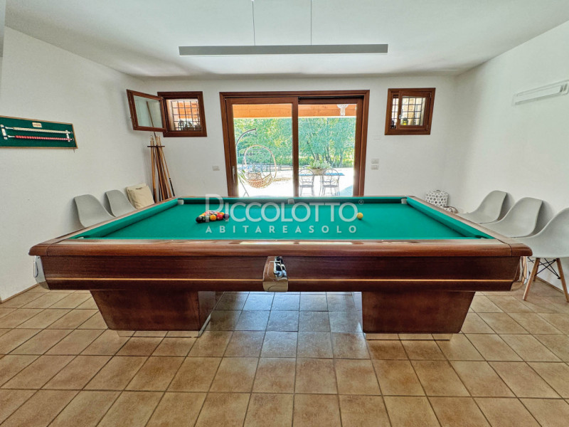 Rif. V5115 - A soli dieci minuti da Asolo, in straordinario contesto immerso nel verde, casale in...