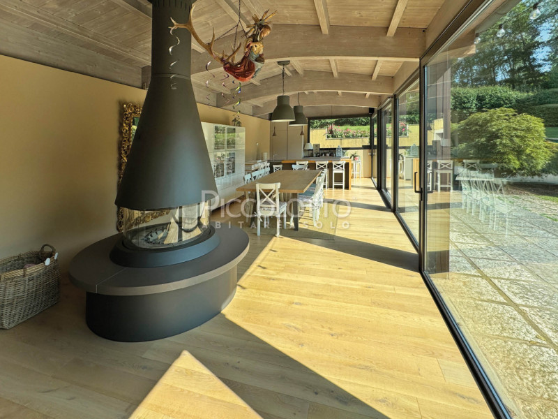 Rif. V5115 - A soli dieci minuti da Asolo, in straordinario contesto immerso nel verde, casale in...