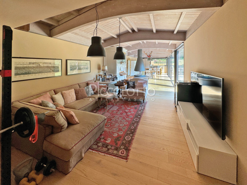 Rif. V5115 - A soli dieci minuti da Asolo, in straordinario contesto immerso nel verde, casale in...