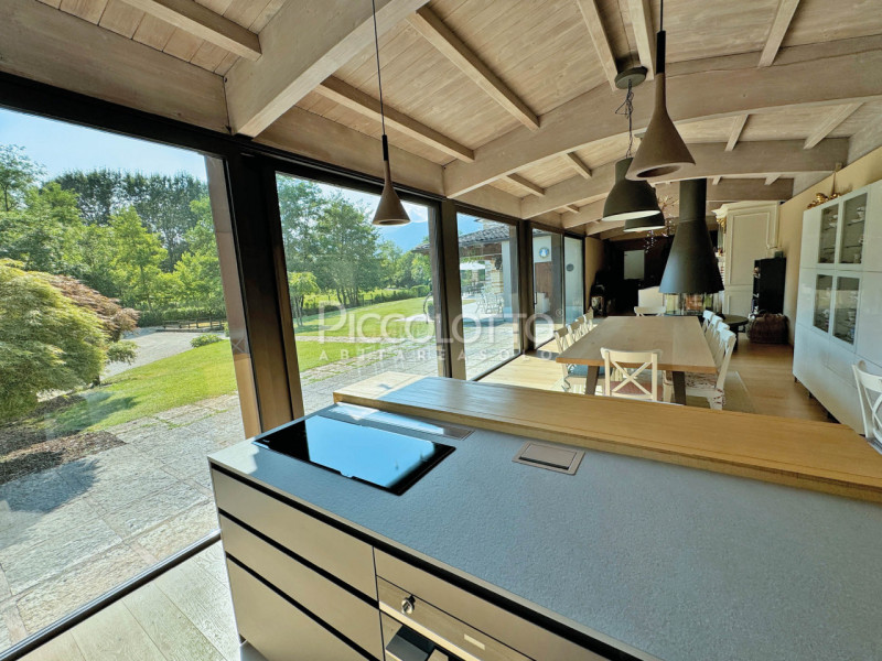 Rif. V5115 - A soli dieci minuti da Asolo, in straordinario contesto immerso nel verde, casale in...