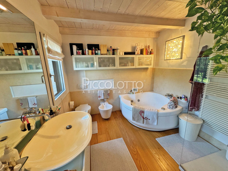 Rif. V5115 - A soli dieci minuti da Asolo, in straordinario contesto immerso nel verde, casale in...