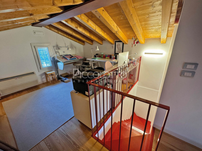 Rif. V5115 - A soli dieci minuti da Asolo, in straordinario contesto immerso nel verde, casale in...