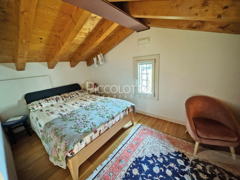 Rif. V5115 - A soli dieci minuti da Asolo, in straordinario contesto immerso nel verde, casale in...