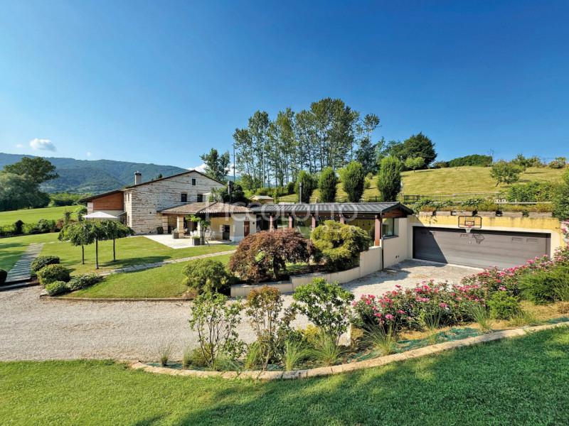 Rif. V5115 - A soli dieci minuti da Asolo, in straordinario contesto immerso nel verde, casale in...