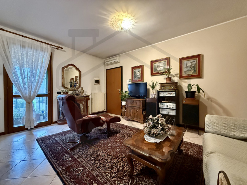 MONTEORTONE DI TEOLO – In una splendida e tranquilla zona verdeggiante, al confine tra Abano Term...