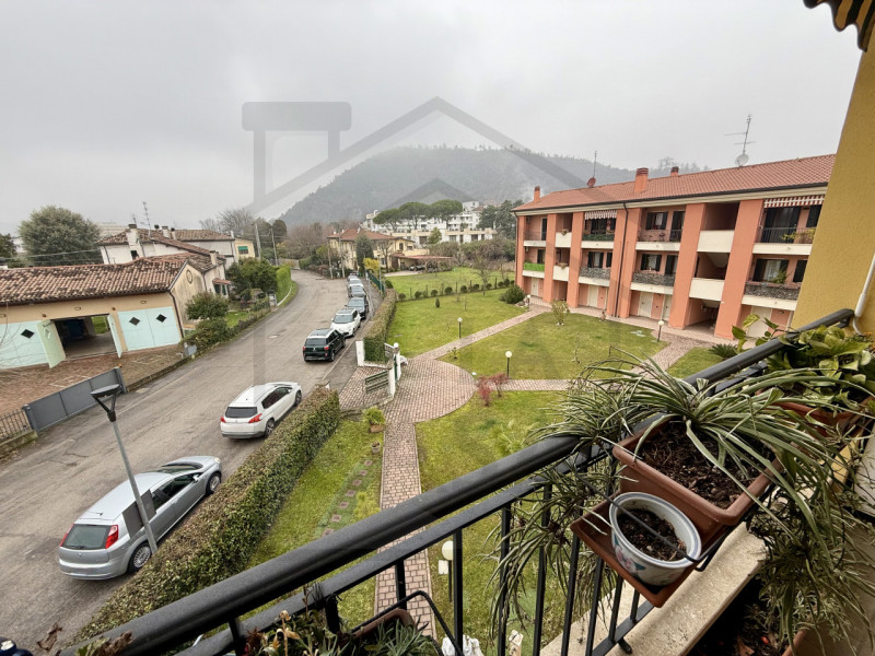 MONTEORTONE DI TEOLO – In una splendida e tranquilla zona verdeggiante, al confine tra Abano Term...