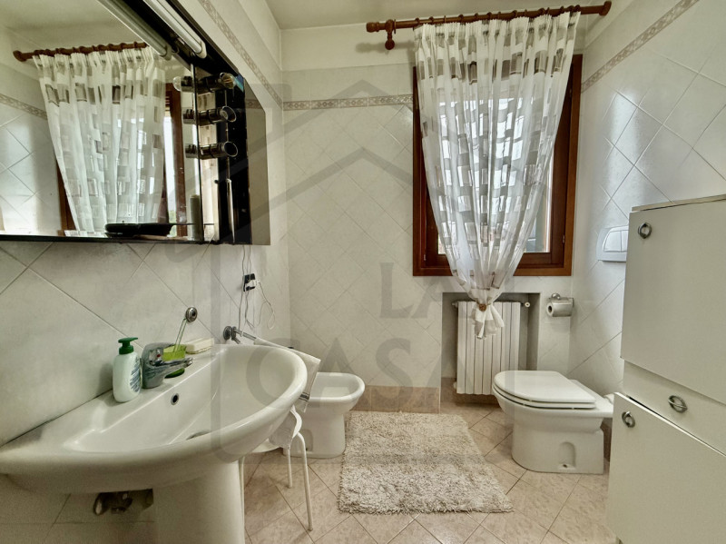 MONTEORTONE DI TEOLO – In una splendida e tranquilla zona verdeggiante, al confine tra Abano Term...