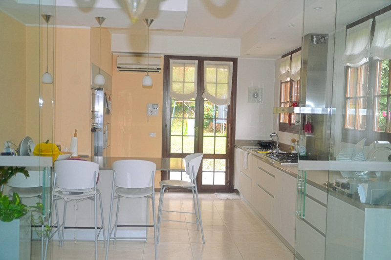 Scopri, la tua oasi di lusso nella splendida zona di Feriole, ad Abano Terme. Questa eccezionale ...