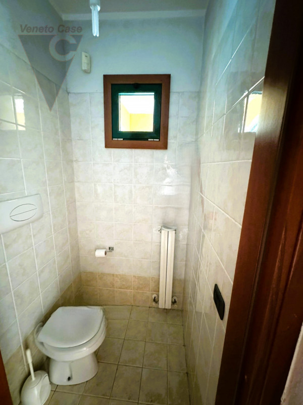 Nella prima periferia di Padova-Zona industriale est-Camin, proponiamo locale commerciale (ex aut...