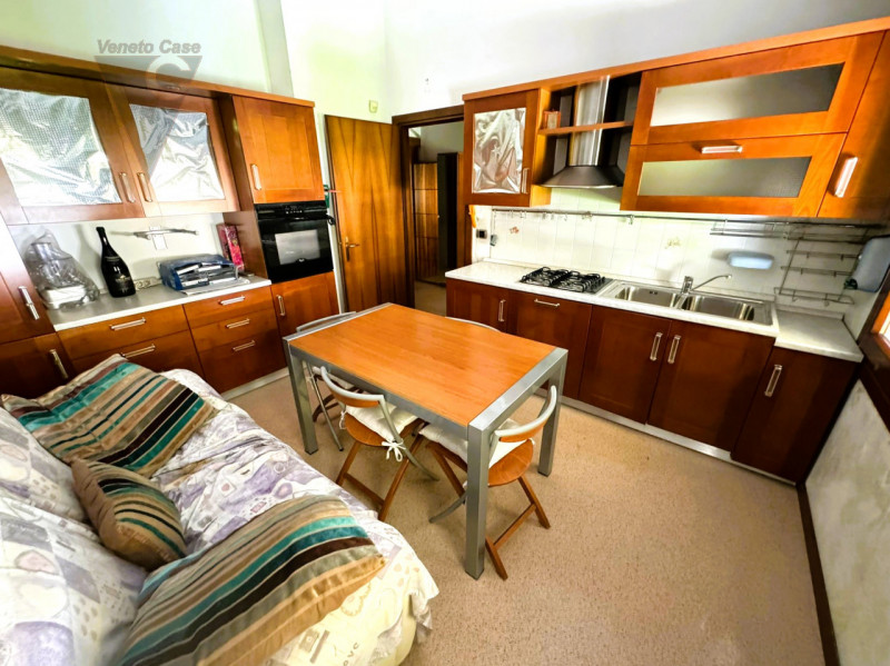 Nella prima periferia di Padova-Zona industriale est-Camin, proponiamo locale commerciale (ex aut...