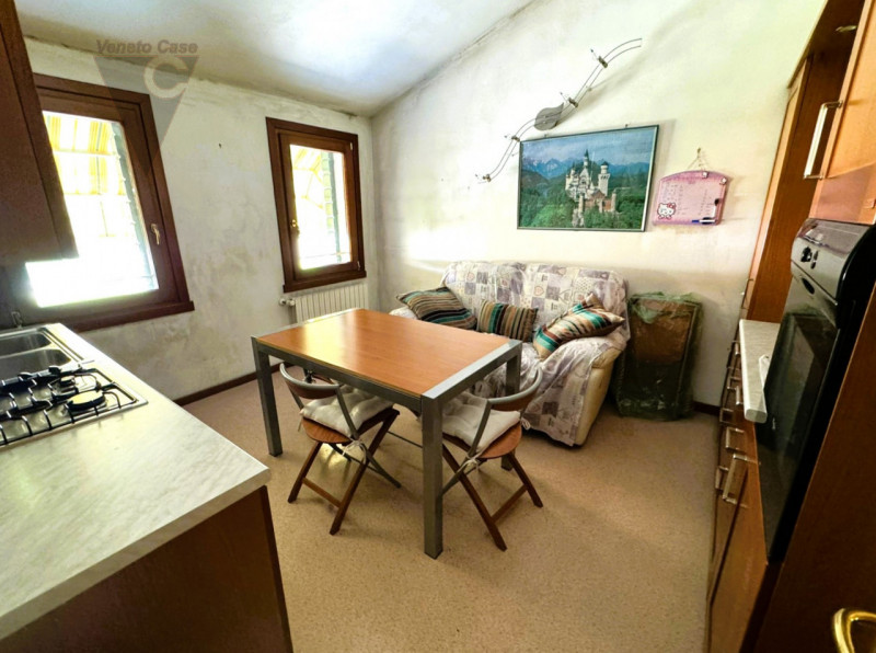 Nella prima periferia di Padova-Zona industriale est-Camin, proponiamo locale commerciale (ex aut...