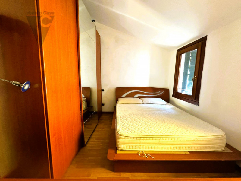 Nella prima periferia di Padova-Zona industriale est-Camin, proponiamo locale commerciale (ex aut...