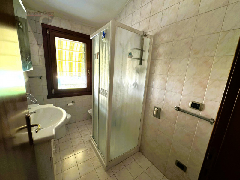 Nella prima periferia di Padova-Zona industriale est-Camin, proponiamo locale commerciale (ex aut...