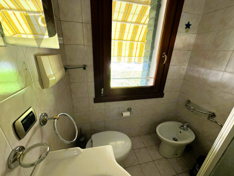 Nella prima periferia di Padova-Zona industriale est-Camin, proponiamo locale commerciale (ex aut...