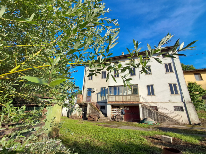 Rustico affiancato in posizione panoramica e privilegiata, immerso nella tranquillità della prima...