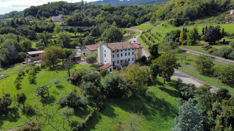 Rustico affiancato in posizione panoramica e privilegiata, immerso nella tranquillità della prima...