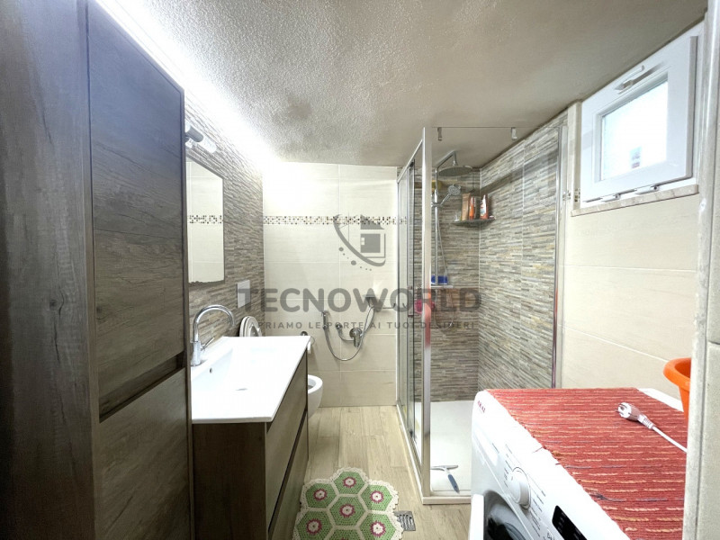 Scoprite questa affascinante abitazione semi-indipendente situata nel centro storico di Cornedo V...