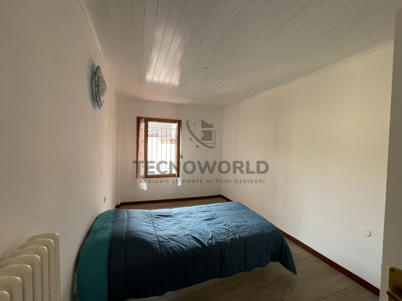 Scoprite questa affascinante abitazione semi-indipendente situata nel centro storico di Cornedo V...