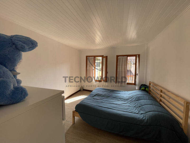 Scoprite questa affascinante abitazione semi-indipendente situata nel centro storico di Cornedo V...