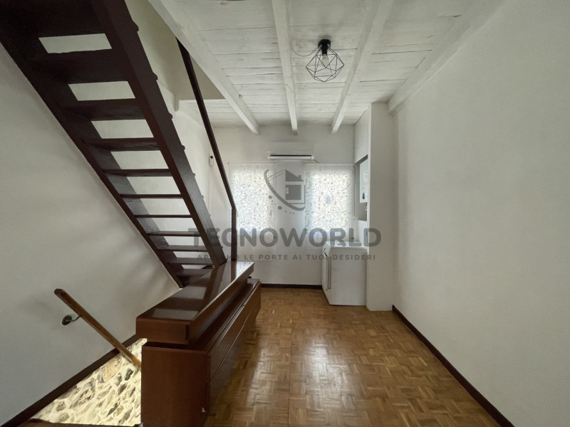 Scoprite questa affascinante abitazione semi-indipendente situata nel centro storico di Cornedo V...