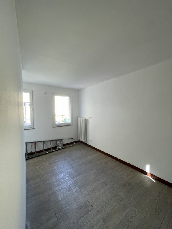 Scoprite questa affascinante abitazione semi-indipendente situata nel centro storico di Cornedo V...