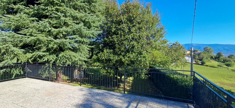 Scopri questo incantevole rustico situato nel cuore della località collinare di Malo, perfetto pe...