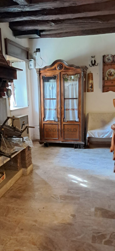 Scopri questo incantevole rustico situato nel cuore della località collinare di Malo, perfetto pe...