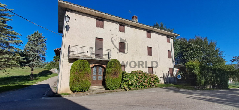 Scopri questo incantevole rustico situato nel cuore della località collinare di Malo, perfetto pe...