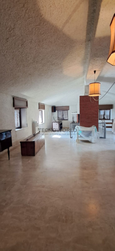 Scopri questo incantevole rustico situato nel cuore della località collinare di Malo, perfetto pe...