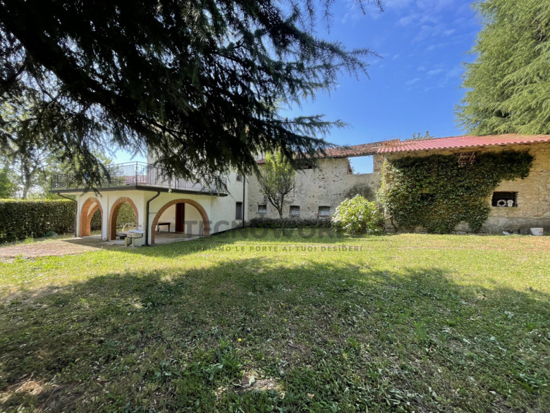 Scopri questo incantevole rustico situato nel cuore della località collinare di Malo, perfetto pe...