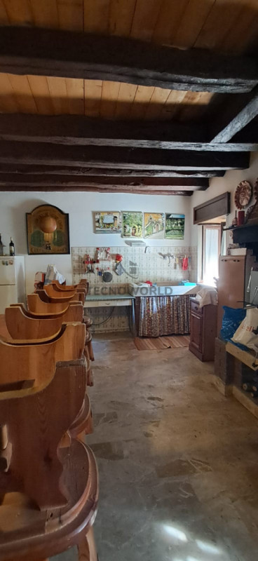 Scopri questo incantevole rustico situato nel cuore della località collinare di Malo, perfetto pe...